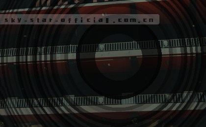 主队球员起脚射门，比分牌同步跳动。